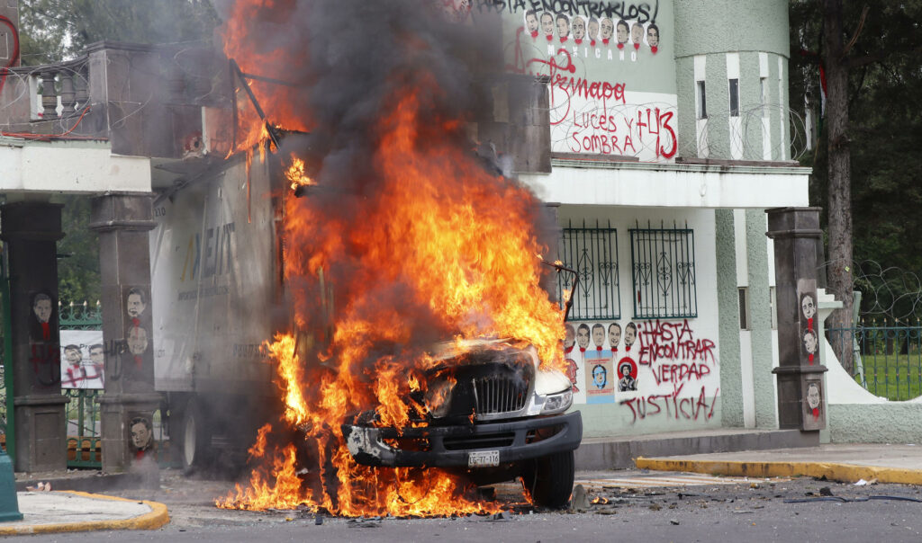 0d7b0fd8dd5b8009581b1d86608ead49c52e4ff0w-1024x604-1 Queman camión en instalaciones del Campo Militar Número 1 de la Ciudad de México tras protesta por Ayotzinapa - 0d7b0fd8dd5b8009581b1d86608ead49c52e4ff0w-1024x604