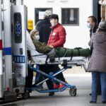 Un periodista hospitalizado tras empujón de agentes de ICE en detención en Nueva York