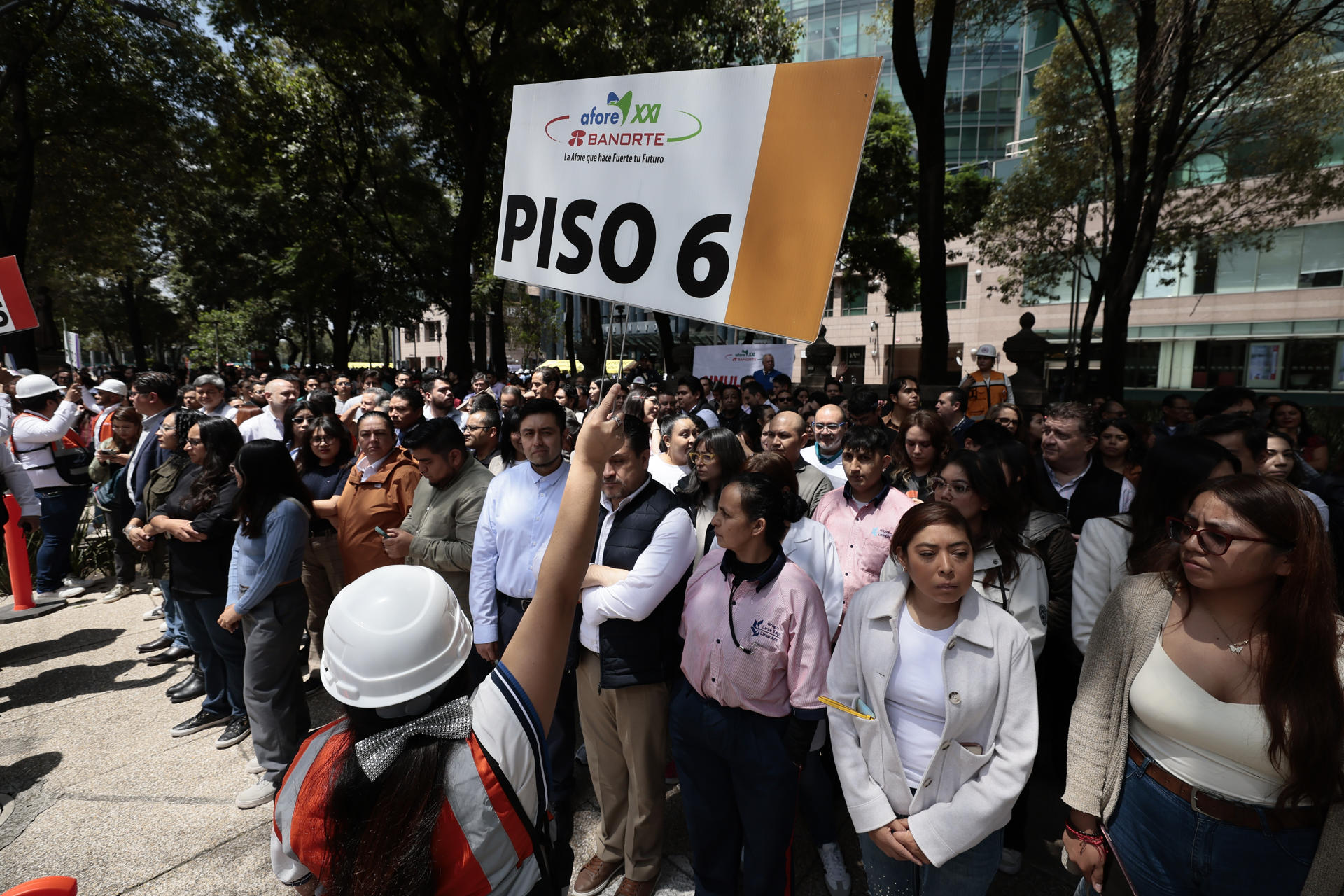 México realiza simulacro 40 años después de trágico terremoto con alertas en los celulares