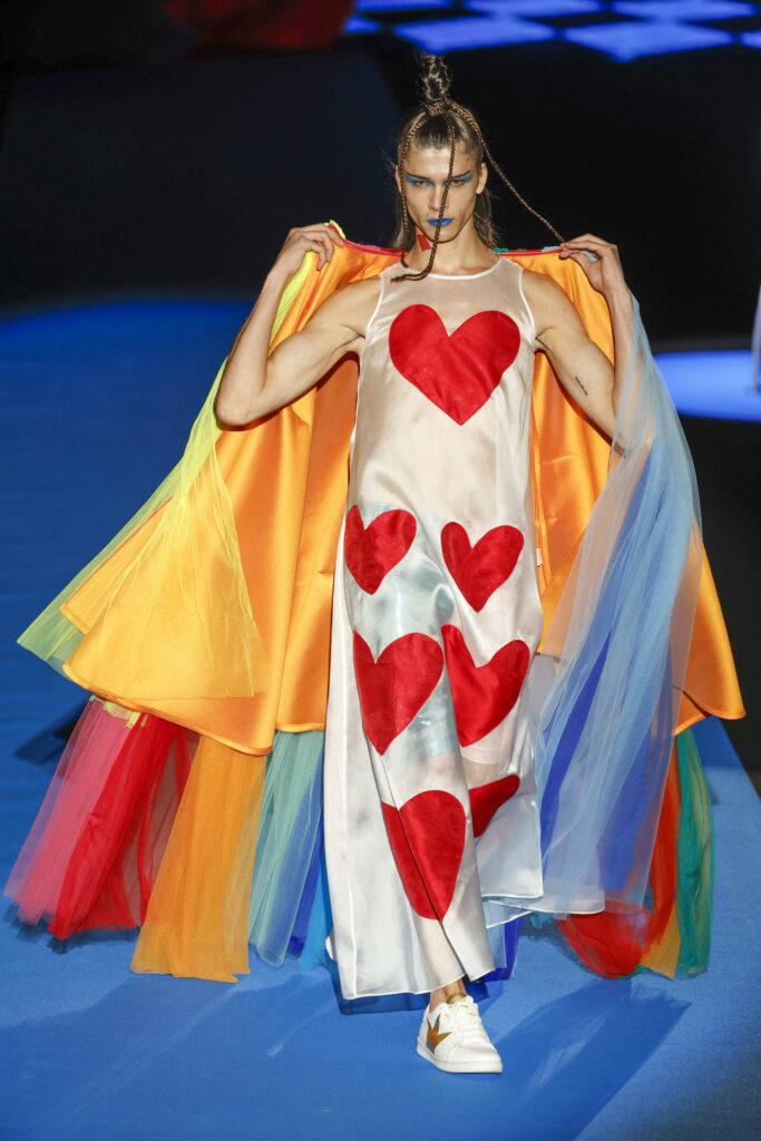 3270766a68db9fc8e59836ee269c0eab515b9defw-683x1024-1 Agatha Ruiz de la Prada recurre a la IA para su colección más 'loca' - 3270766a68db9fc8e59836ee269c0eab515b9defw-683x1024