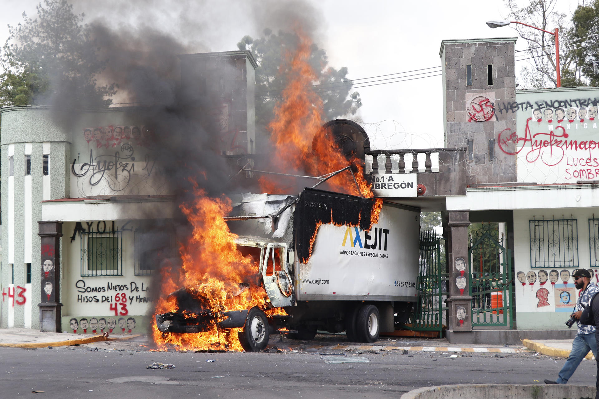 Queman camión en instalaciones del Campo Militar Número 1 de la Ciudad de México tras protesta por Ayotzinapa