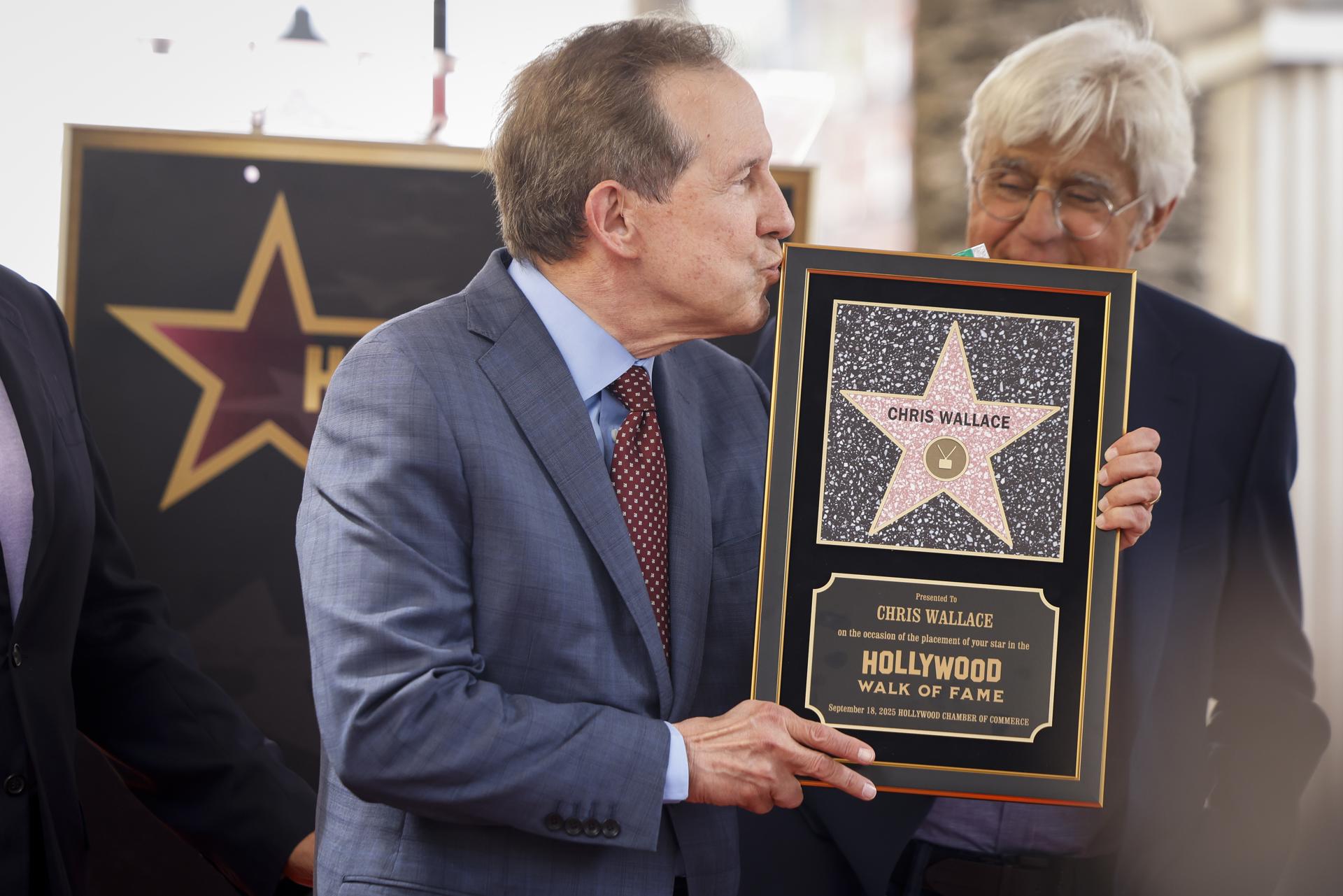 Chris Wallace recibe una estrella en Hollywood junto a la de su padre, Mike Wallace