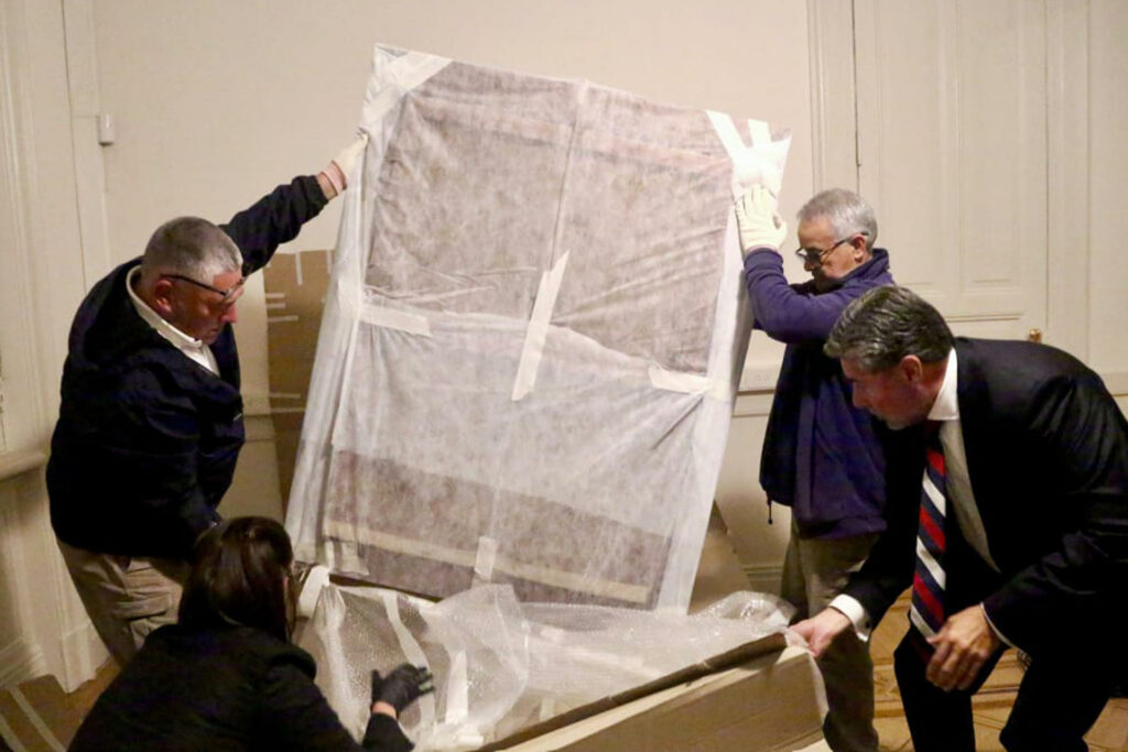 8d30d5a04ebeadb0a19b321c874d20e66aa9bdaew-1024x683-1 Cuadro robado por oficial nazi hallado en Mar del Plata, Argentina queda bajo custodia del Supremo - 8d30d5a04ebeadb0a19b321c874d20e66aa9bdaew-1024x683