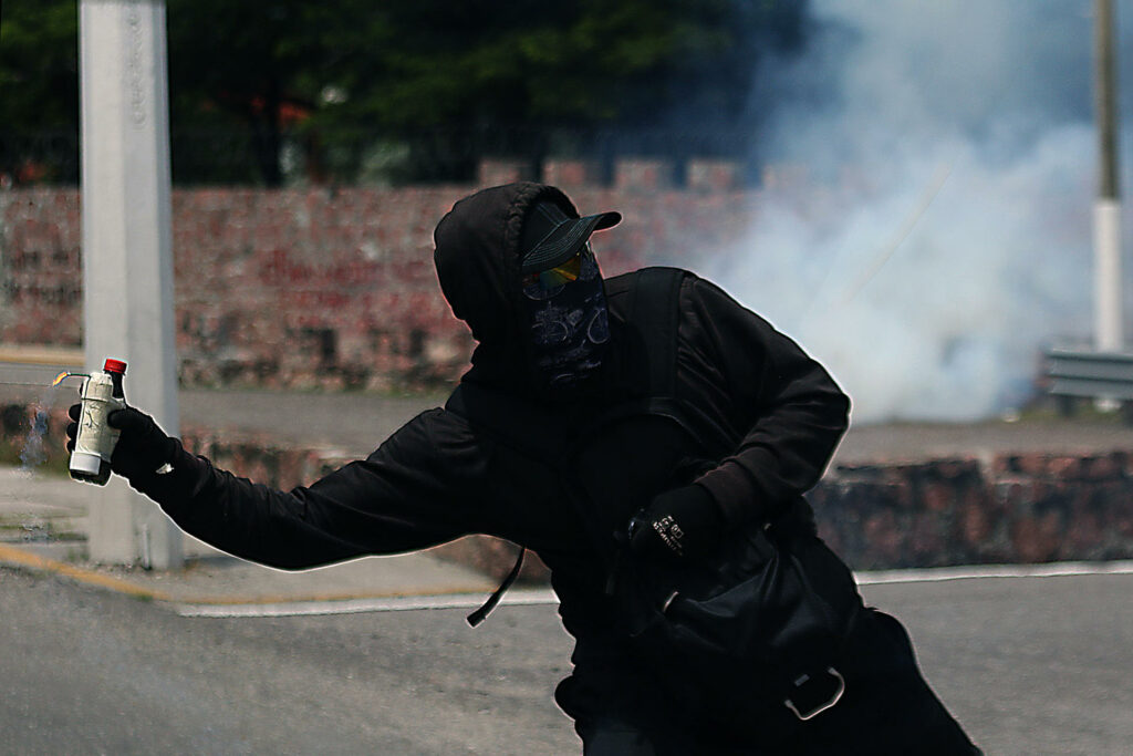 9507b086b88edec5925d386f99c8b7b2210631b4w-1024x683-1 Atacan instalaciones militares en Chilpancingo por caso Ayotzinapa - 9507b086b88edec5925d386f99c8b7b2210631b4w-1024x683