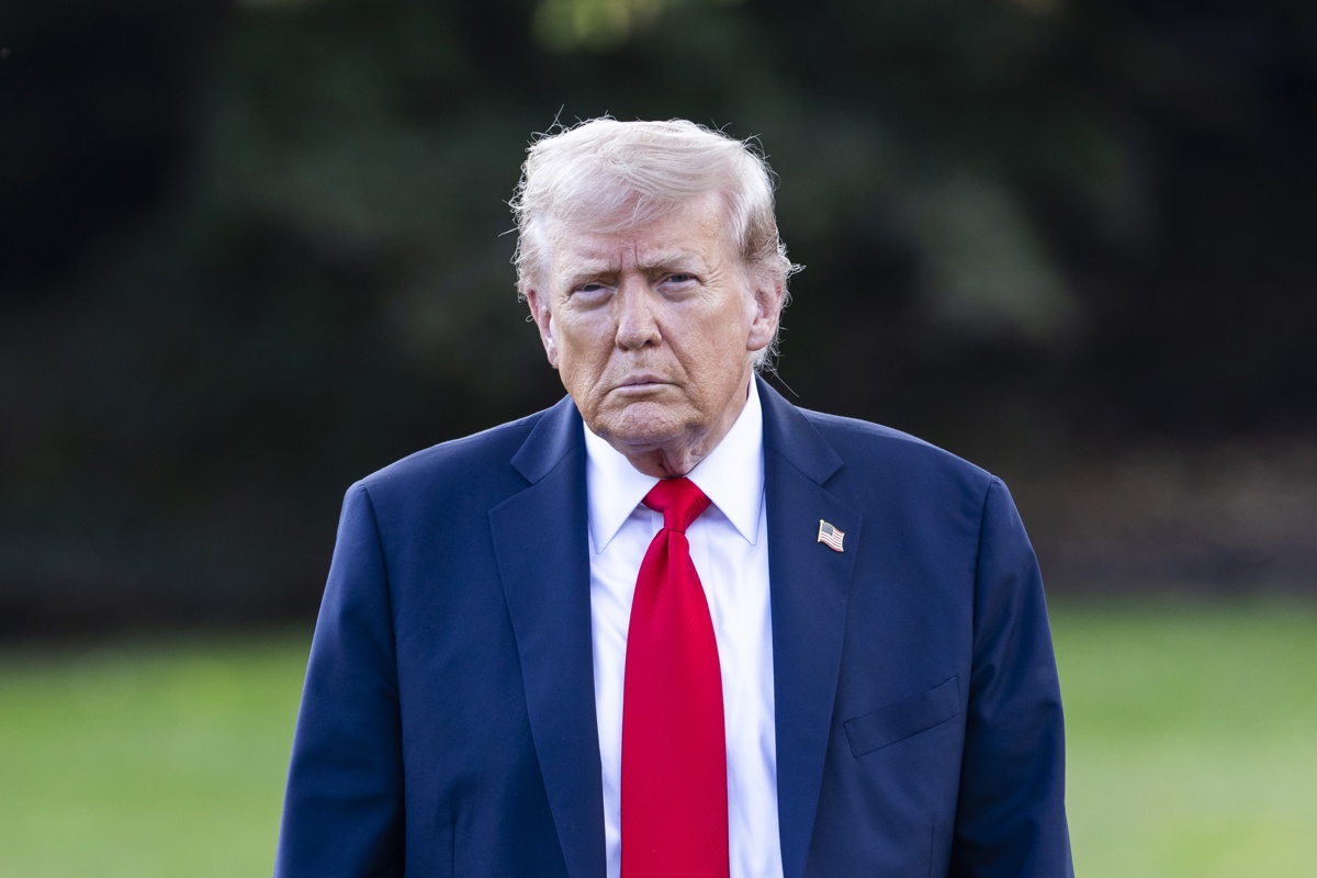 Afirma Trump que empresas extranjeras pueden traer a sus empleados por “un tiempo”
