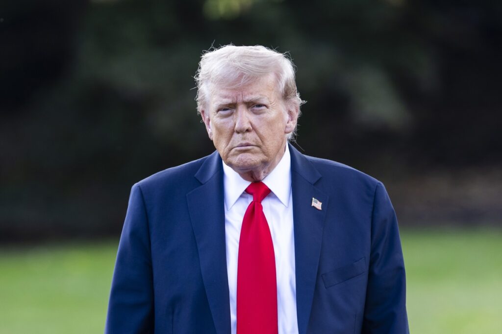 Futuro de TikTok en EE.UU. depende de China: Trump - afirma-trump-que-empresas-extranjeras-pueden-traer-a-sus-empleados-por-un-tiempo-1024x683