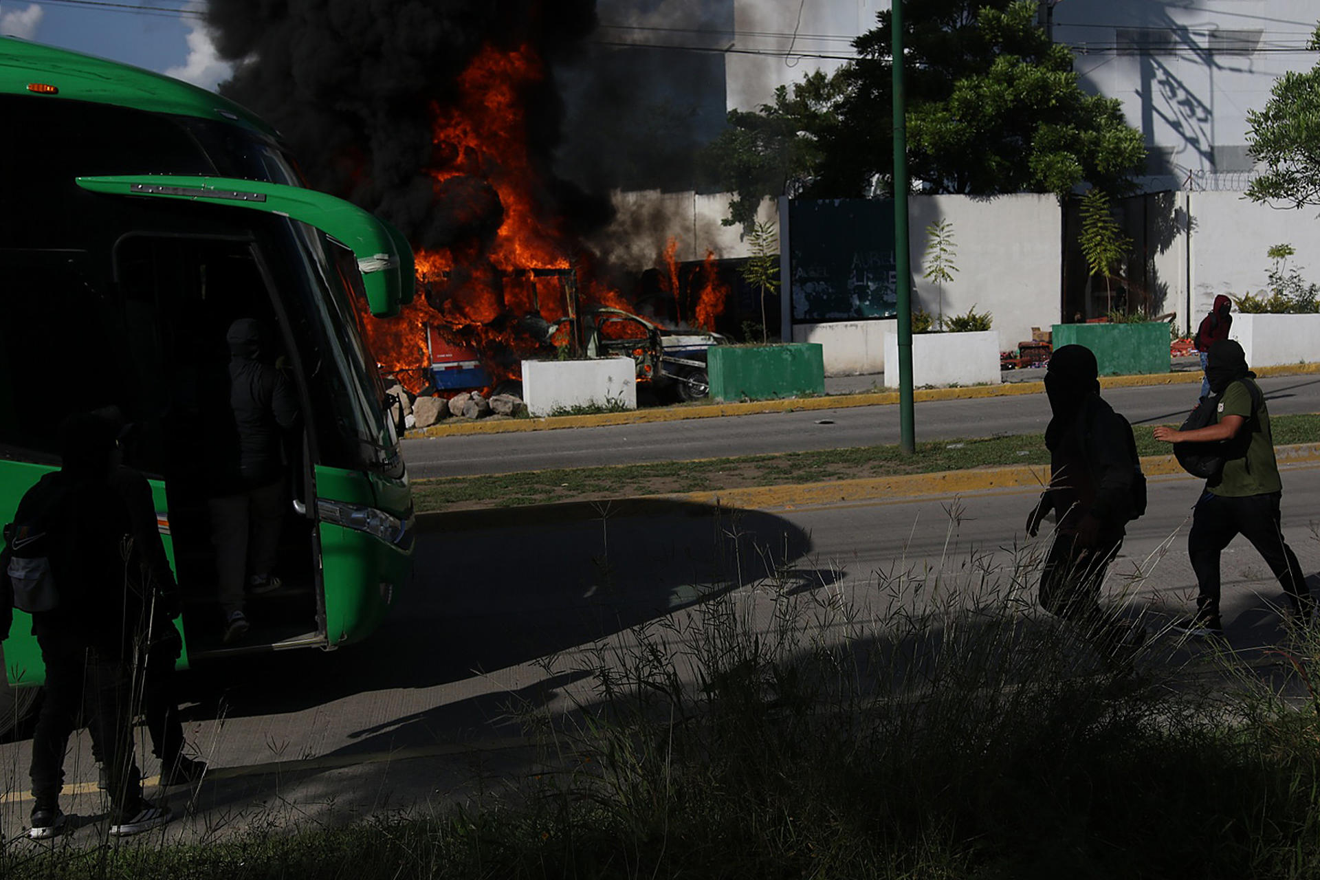 Atacan Palacio de Justicia de Iguala en cierre de protestas por los 43 normalistas desaparecidos de Ayotzinapa