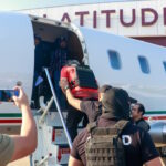 Aterriza en Toluca el avión que traslada a Hernán Bermúdez, líder de “La Barredora”