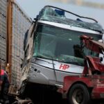 Detienen al conductor del autobús arrollado por un tren en Atlacomulco; hay 10 muertos