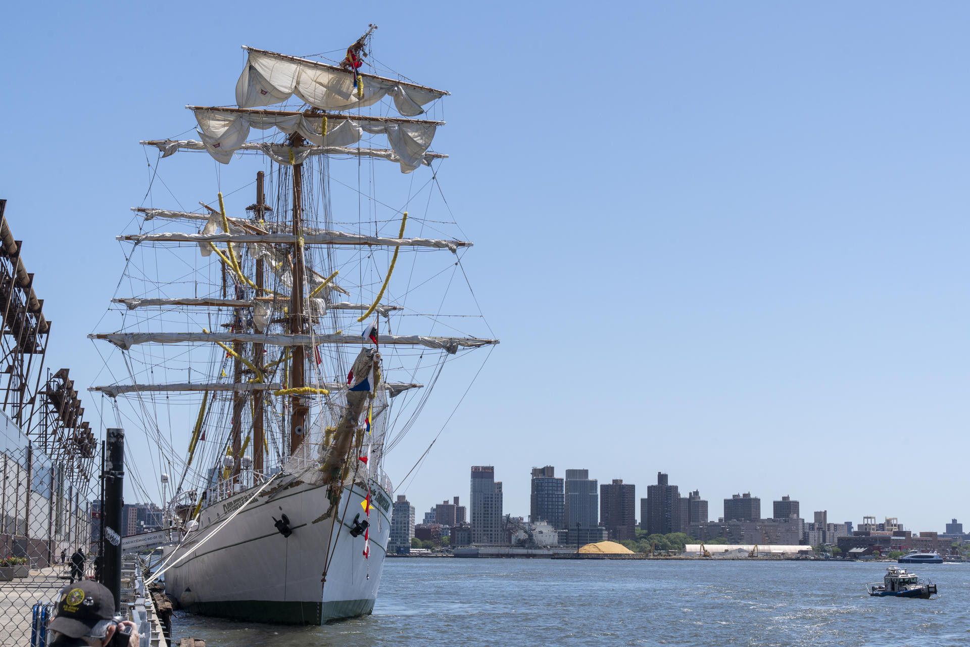 Buque Cuauhtémoc reanuda sus operaciones tras chocar con el puente de Brooklyn