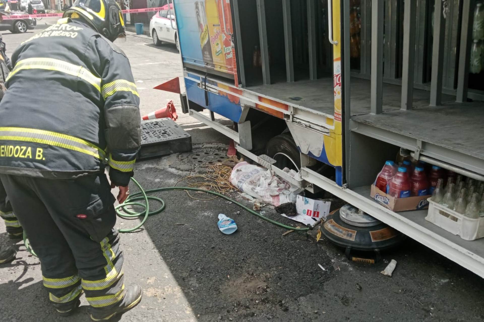 Camión de refrescos cae a socavón en la Gustavo A. Madero, CDMX