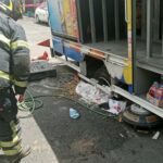 Camión de refrescos cae a socavón en la Gustavo A. Madero, CDMX