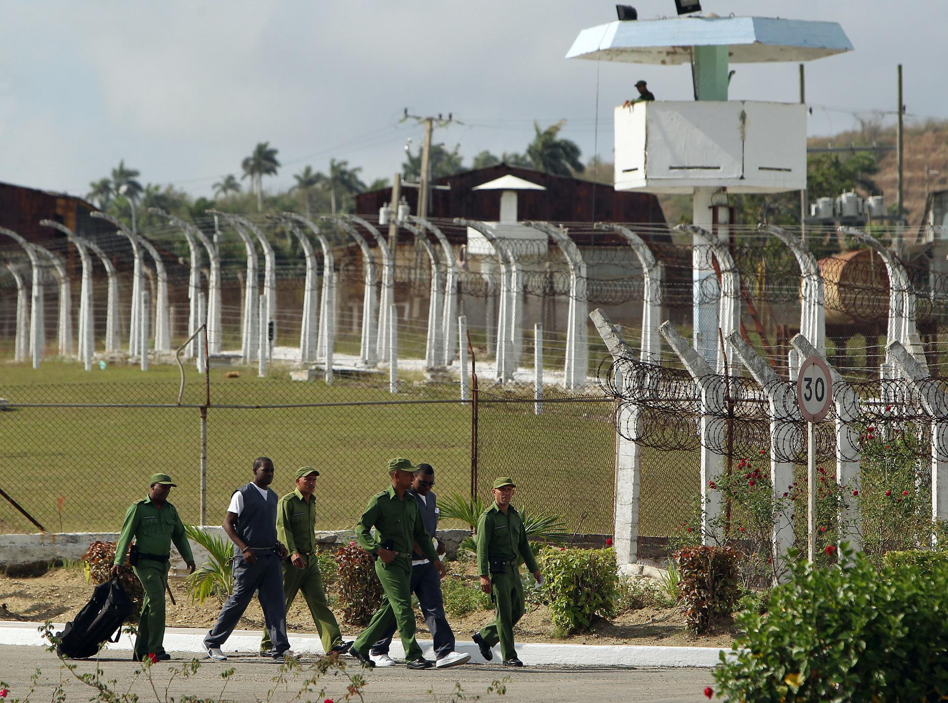 ONG acusa a Cuba de someter a unos 60 mil presos a trabajos forzosos ONG acusa a Cuba de someter a unos 60 mil presos a trabajos forzosos