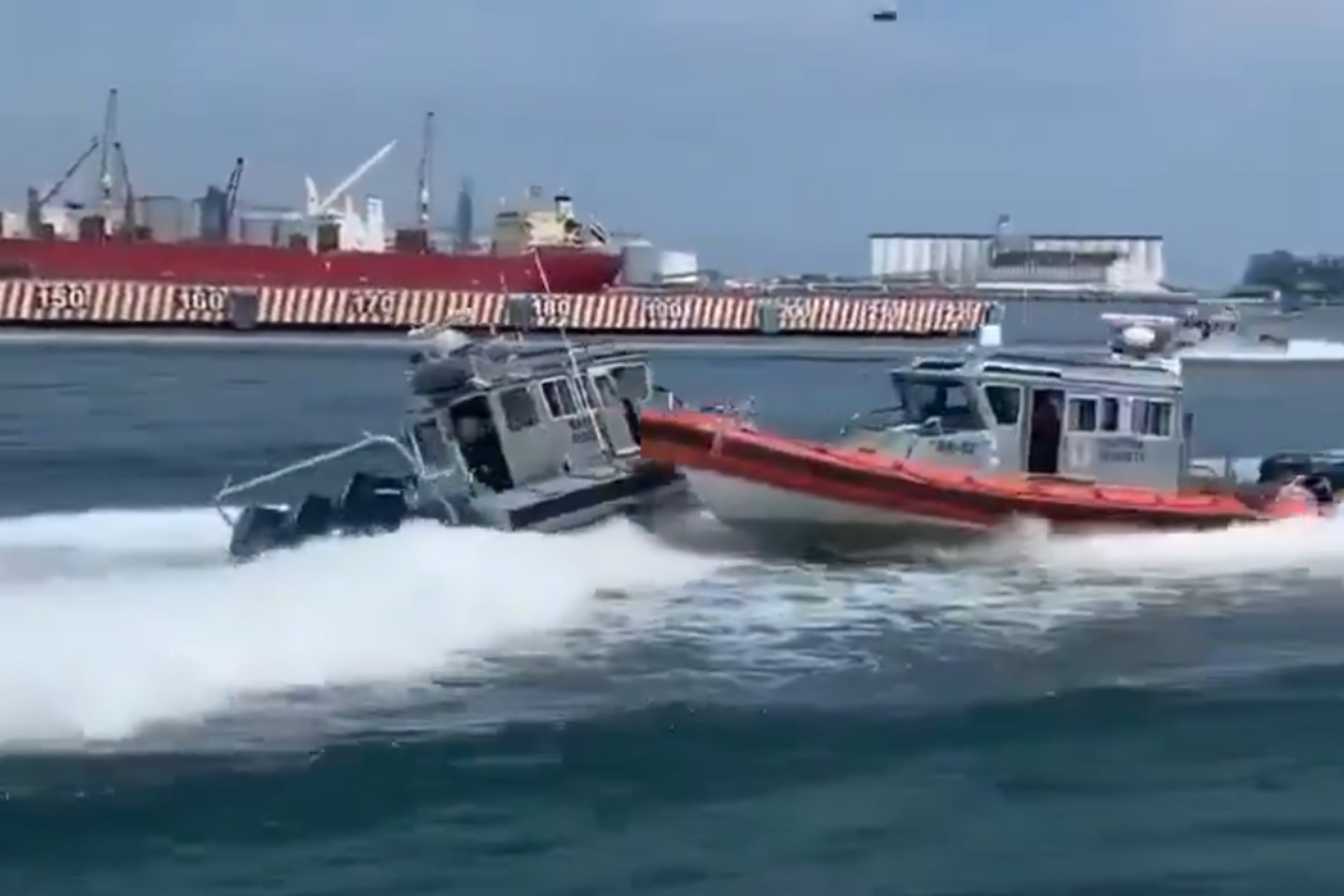 Video: Dos embarcaciones de la Marina chocan en Malecón de Veracruz