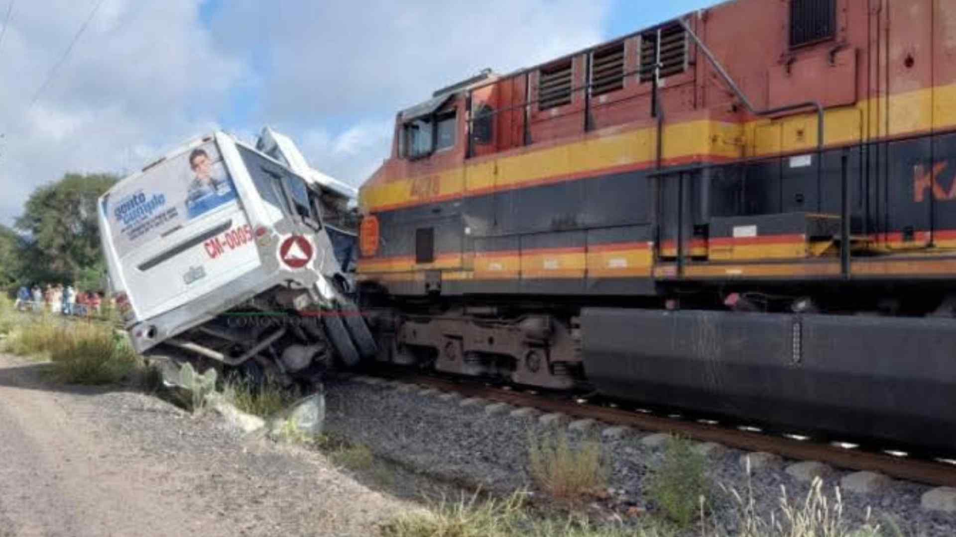 Choque entre tren y autobús de pasajeros deja cinco muertos en Guanajuato
