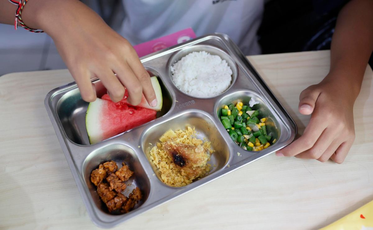 comida-gratuita-entregada-a-estudiantes-por-parte-del-gobierno-de-indonesia Cerca de 6 mil niños intoxicados en Indonesia en un programa escolar de comida gratuita - comida-gratuita-entregada-a-estudiantes-por-parte-del-gobierno-de-indonesia