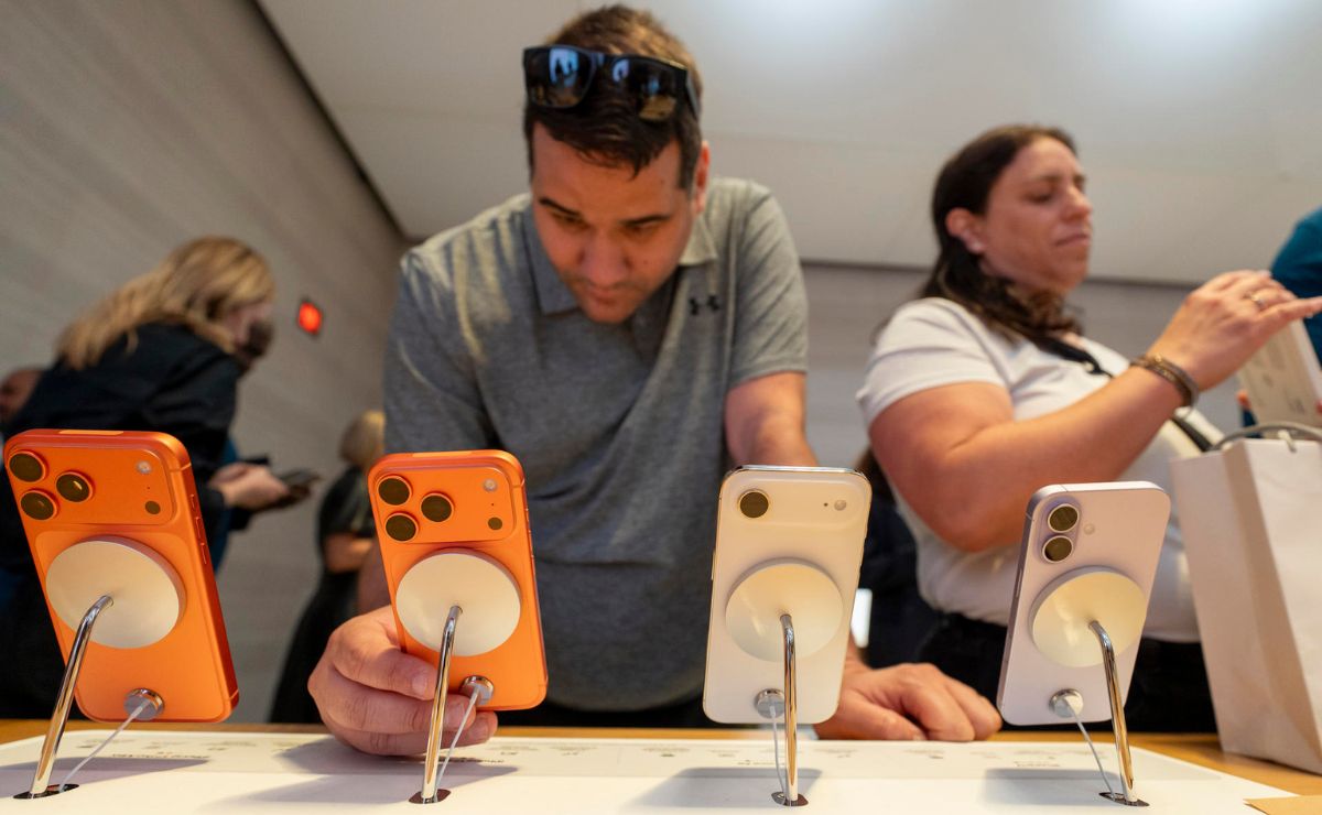 Sale a la venta el iPhone 17, ¿quién fue el primero en comprarlo? - compradores-del-iphone-17-en-tienda-apple-de-nueva-york