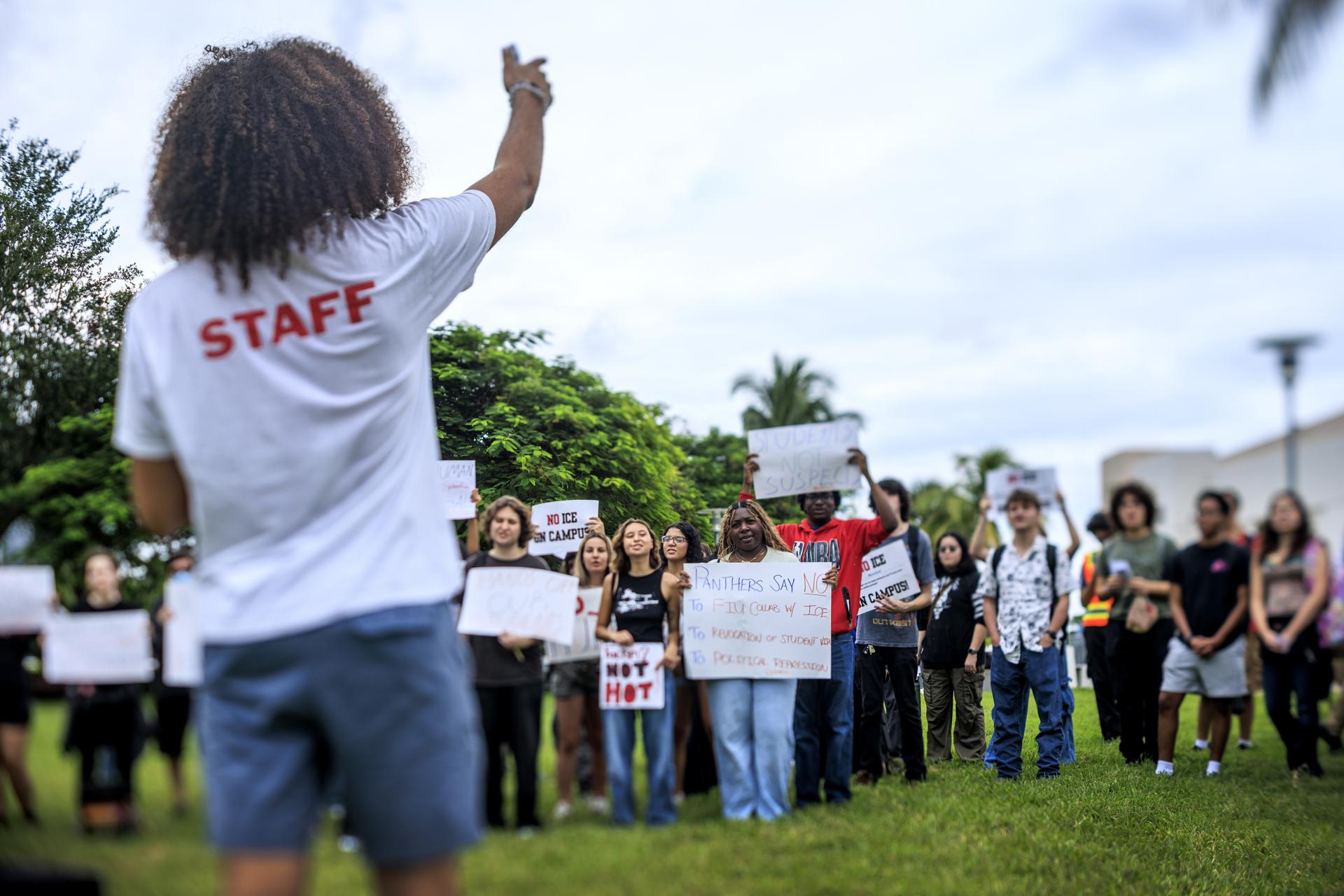 Universidad de Florida (FIU) protesta contra presencia del Servicio de Inmigración