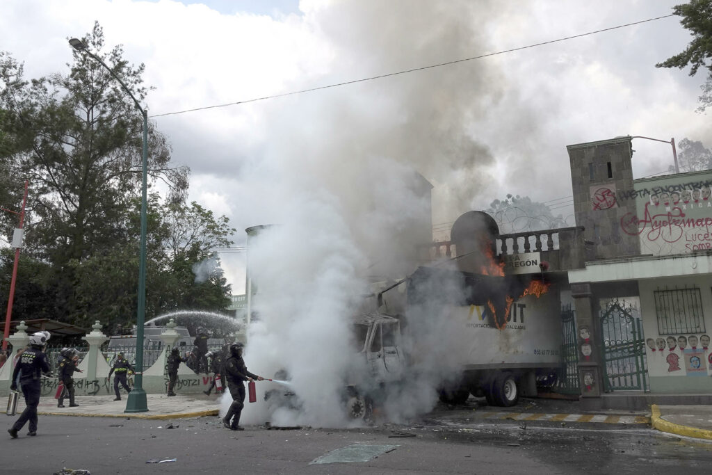 da55792dca950e51dbf1d8eff67b97785f4695f7w-1024x683-1 Queman camión en instalaciones del Campo Militar Número 1 de la Ciudad de México tras protesta por Ayotzinapa - da55792dca950e51dbf1d8eff67b97785f4695f7w-1024x683