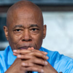 Eric Adams renuncia a buscar la reelección como alcalde de NY