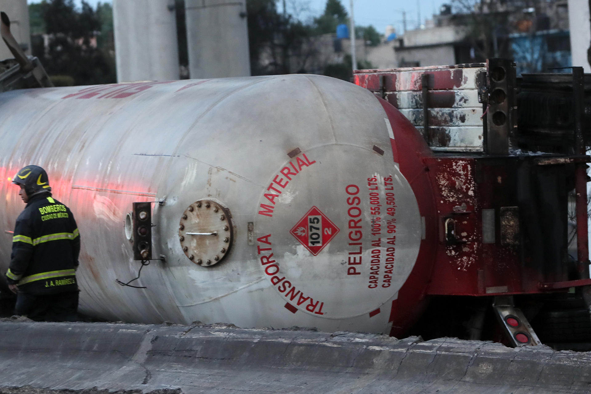 Aumentan a 14 los muertos por la explosión de una pipa de gas en Iztapalapa