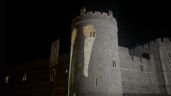 Foto ilustrativa de la nota titulada: Así dan la bienvenida a Trump en Reino Unido: exhiben su foto con Epstein en el castillo de Windsor (Video)
