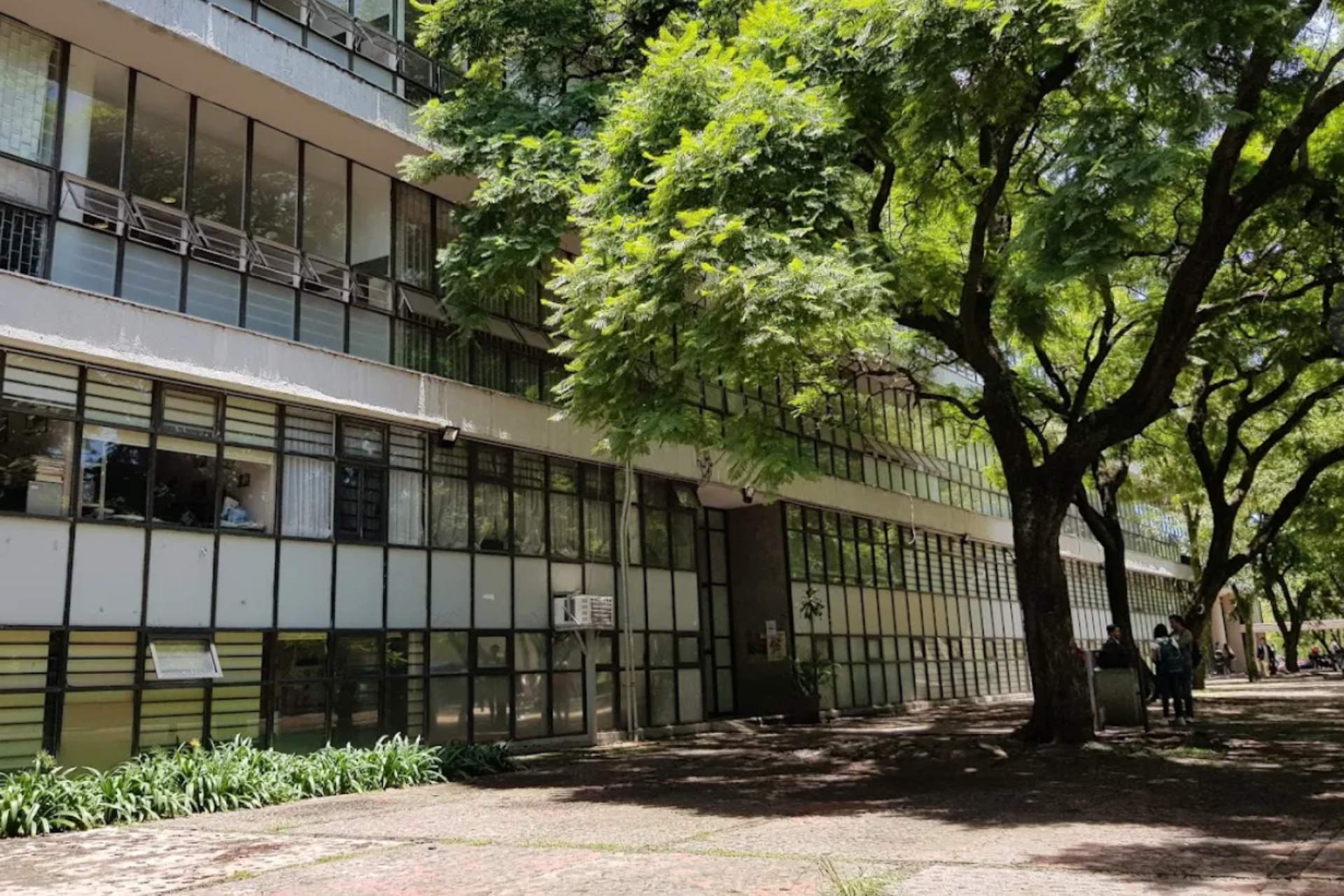 Facultad de Economía de la UNAM suspende clases por amenaza de artefacto explosivo