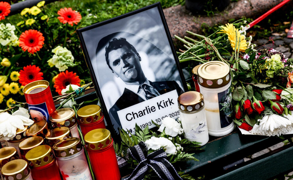 flores-y-veladoras-en-recuerdo-de-charlie-kirk-1024x631-1 Tyler Robinson escucha los cargos que le imputan por el asesinato de Charlie Kirk - flores-y-veladoras-en-recuerdo-de-charlie-kirk-1024x631