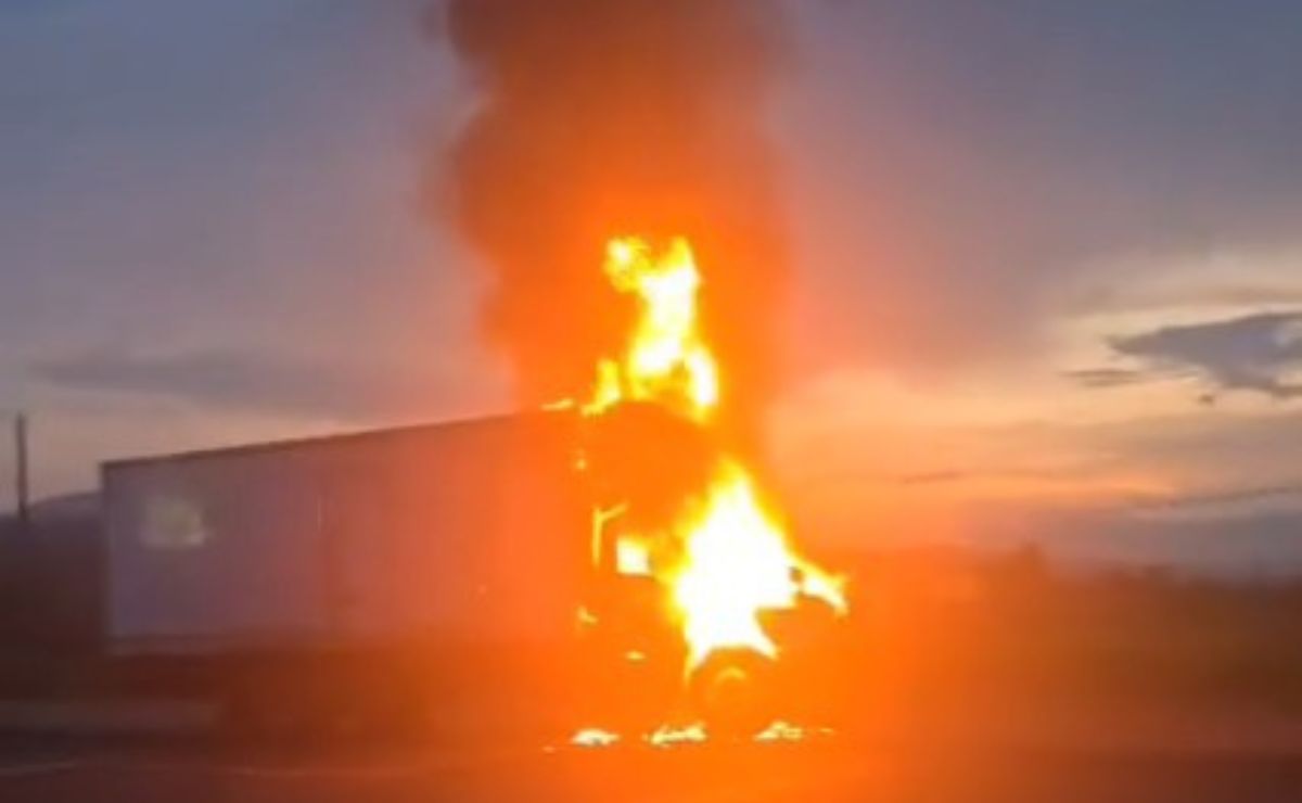 Video: Queman camión en Michoacán para exigir la búsqueda de tres jóvenes desaparecidos