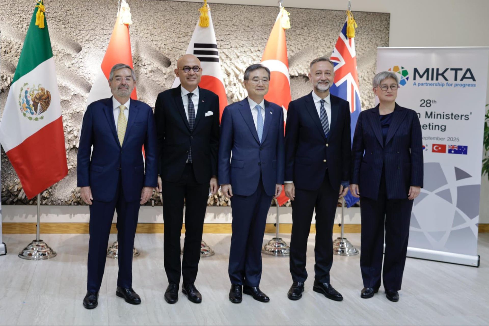De la Fuente resalta en reunión del MIKTA el programa “Jóvenes Construyendo el Futuro”