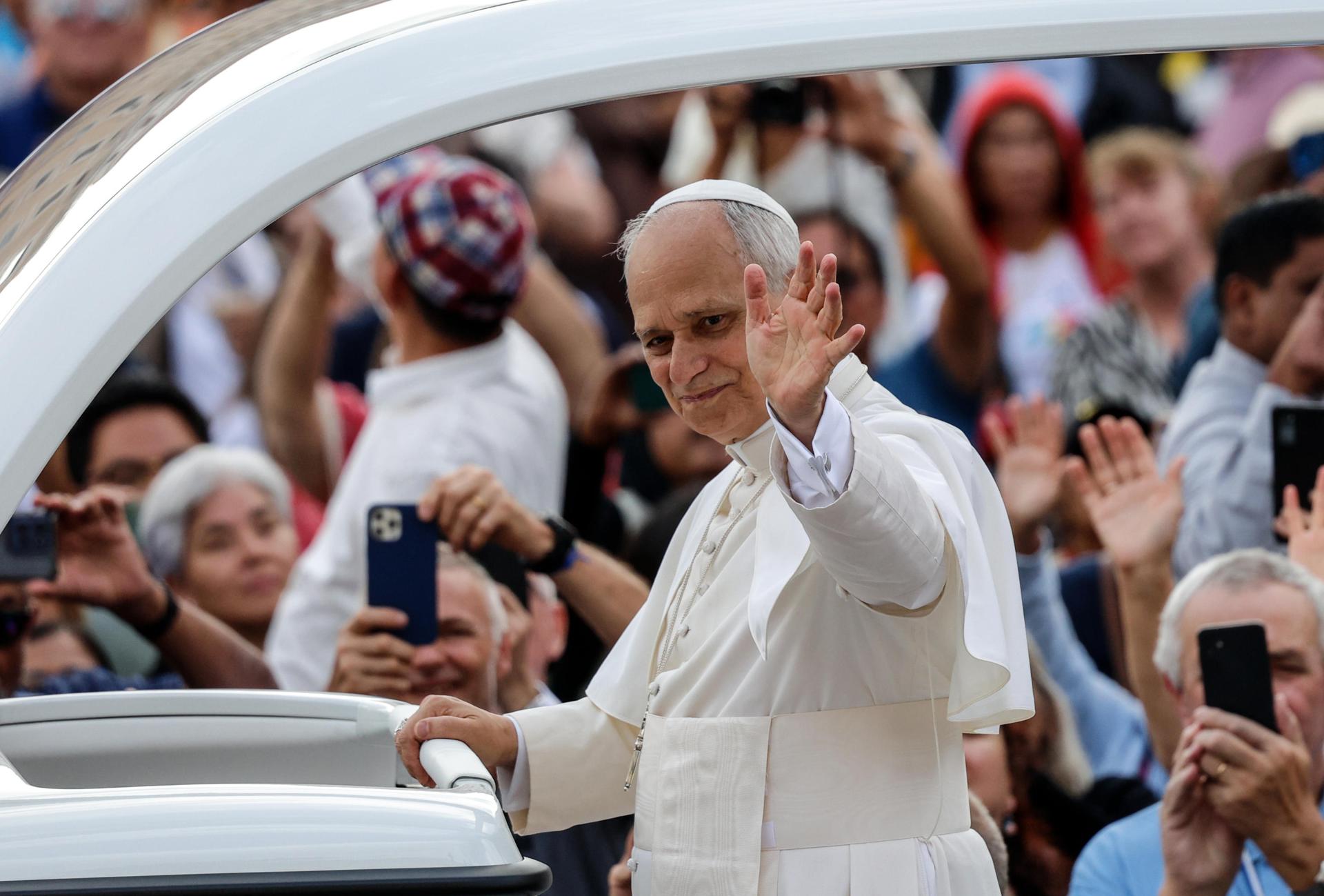 León XIV invita a los fieles rezar el rosario todo octubre por la paz mundial
