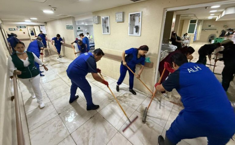limpieza-y-desinfeccion-de-hospital-del-imss-en-los-reyes-la-paz-tras-inundacion-por-lluvias