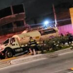 Pipa de Pemex cae en socavón en Iztacalco
