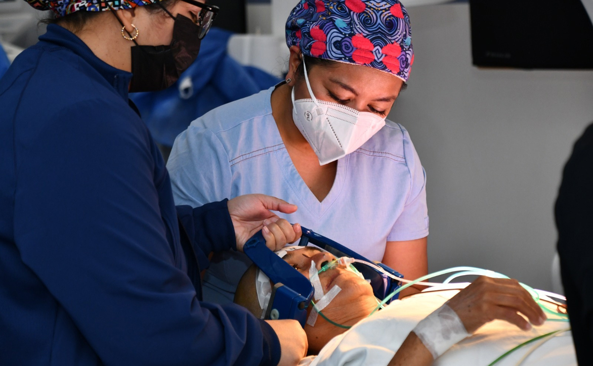 preparacion-de-paciente-para-cirugia-de-ultima-generacion-contra-el-parkinson Marina mejora la calidad de vida de pacientes con Parkinson con cirugías y tecnología única en México - preparacion-de-paciente-para-cirugia-de-ultima-generacion-contra-el-parkinson