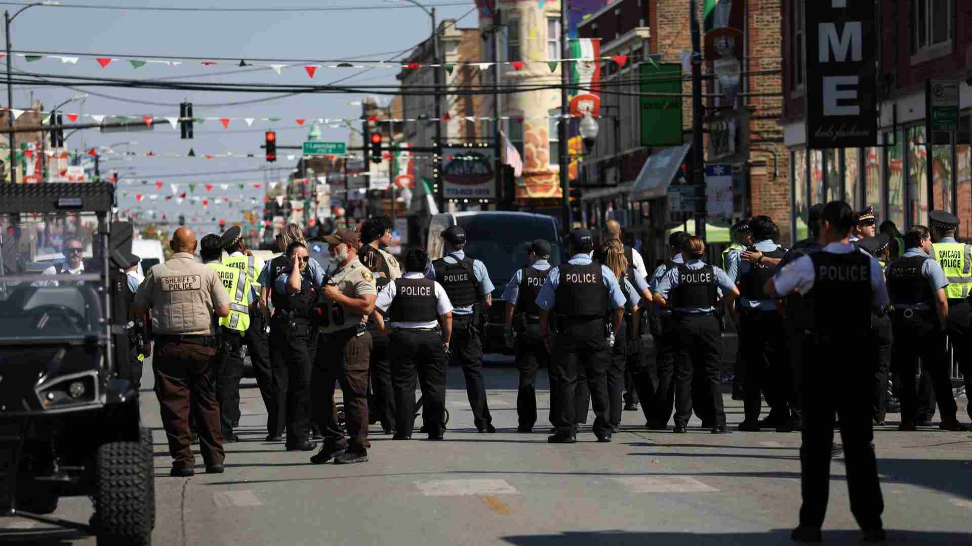 Reprimen con gases y balas de goma una protesta frente a un centro migratorio en Chicago