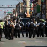 Reprimen con gases y balas de goma una protesta frente a un centro migratorio en Chicago