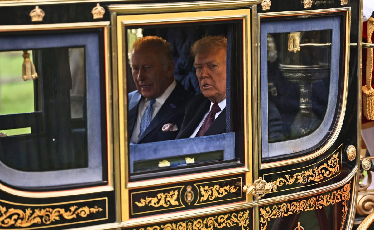 rey-carlos-iii-y-donald-trump-en-carroza-real Rey Carlos III recibe a Trump por visita de Estado; intercambian regalos y visitan tumba de Isabel II - rey-carlos-iii-y-donald-trump-en-carroza-real