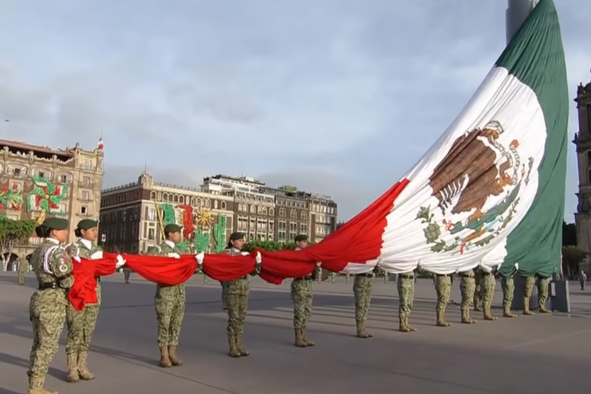 Sheinbaum encabeza izamiento de bandera a media asta por víctimas sismos de 1985 y 2017