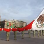 Sheinbaum encabeza izamiento de bandera a media asta por víctimas sismos de 1985 y 2017