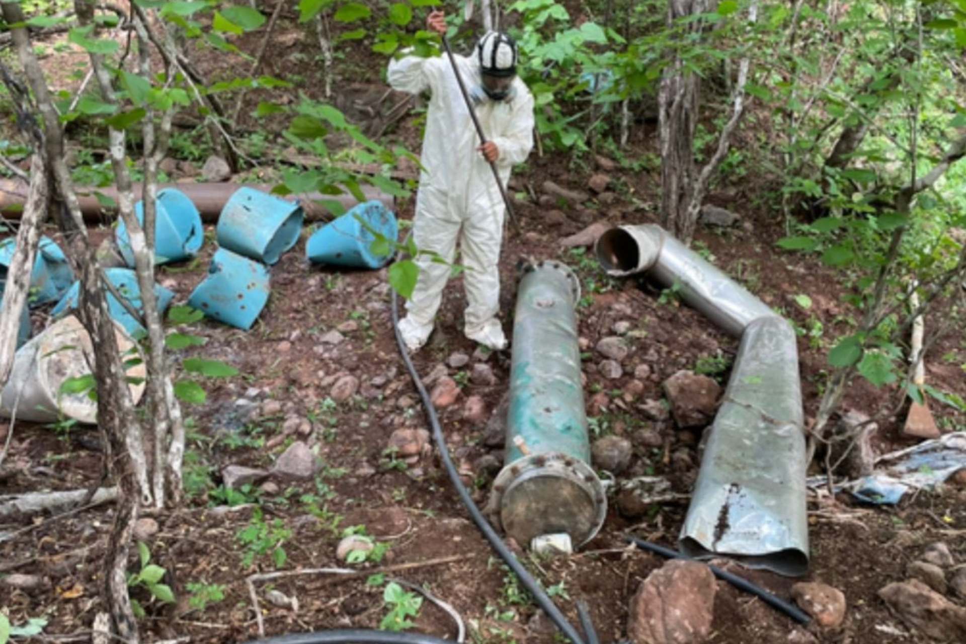 Inhabilitan 13 áreas de concentración de químicos y un laboratorio clandestino en Sinaloa Inhabilitan 13 áreas de concentración de químicos y un laboratorio clandestino en Sinaloa