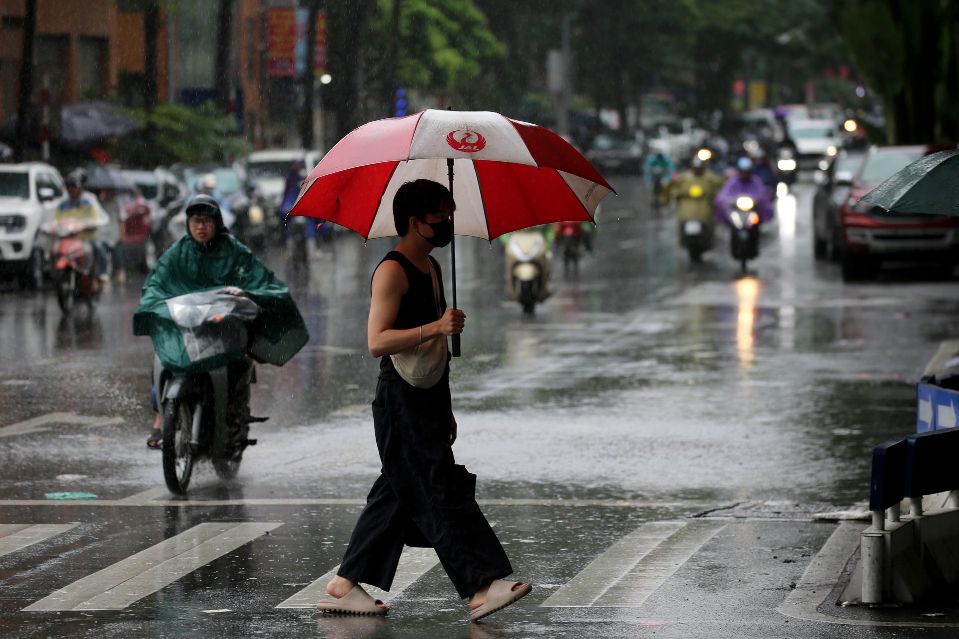 Al menos 11 muertos y 13 desaparecidos en Vietnam por el impacto del tifón Bualoi