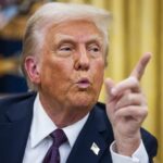 Trump apunta a otro exdirector del FBI acusándolo de infiltrar agentes en asalto Capitolio Trump apunta a otro exdirector del FBI acusándolo de infiltrar agentes en asalto Capitolio