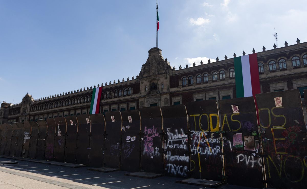 Protegen con vallas Palacio Nacional ante la marcha por el caso Ayotzinapa