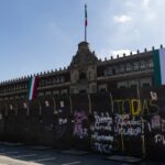 Protegen con vallas Palacio Nacional ante la marcha por el caso Ayotzinapa Protegen con vallas Palacio Nacional ante la marcha por el caso Ayotzinapa
