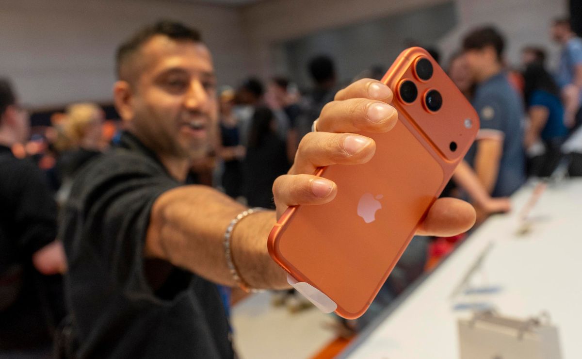 Sale a la venta el iPhone 17, ¿quién fue el primero en comprarlo?