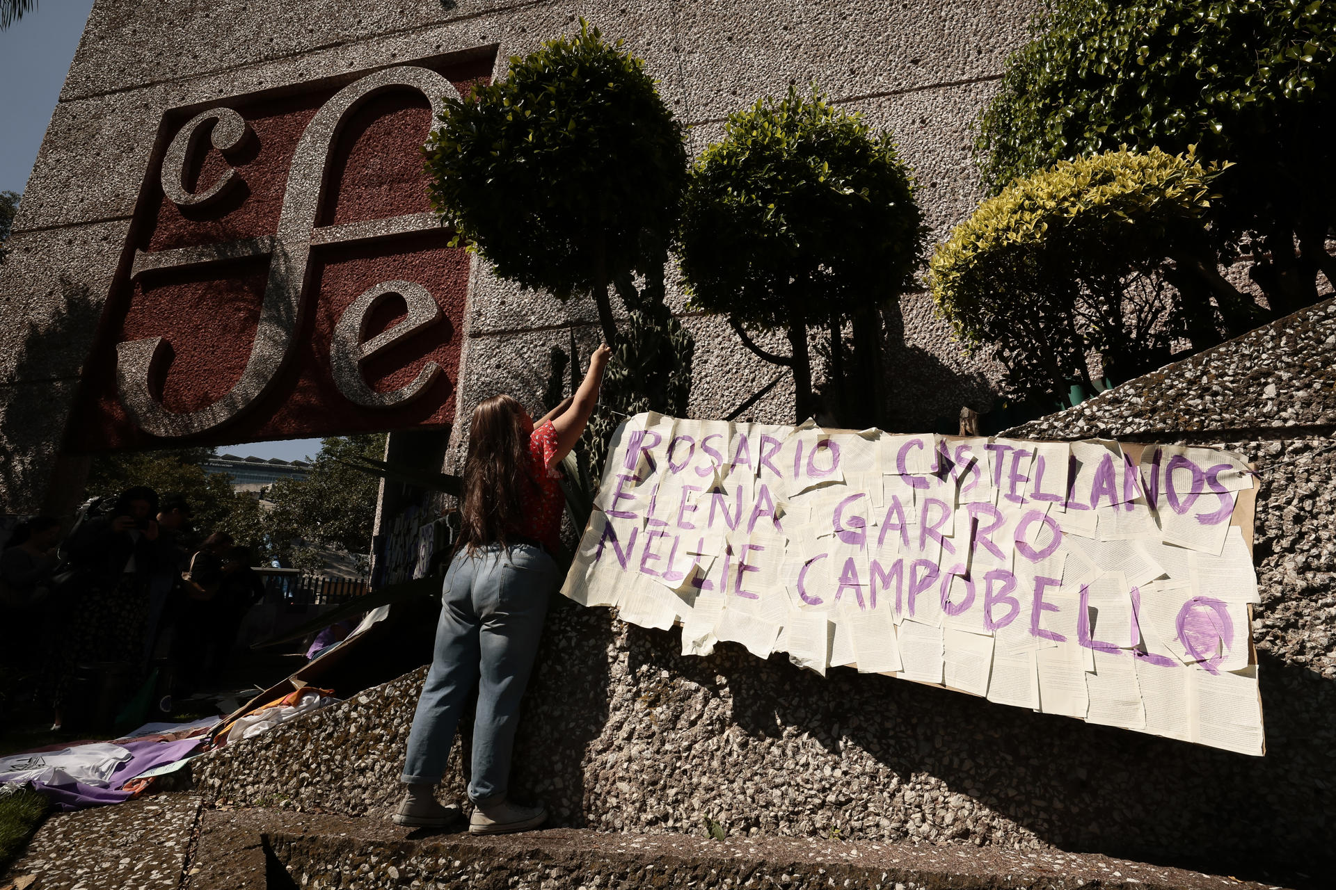 Escritoras y feministas exigen la renuncia de Taibo II con “horribles poemas” Escritoras y feministas exigen la renuncia de Taibo II con “horribles poemas”