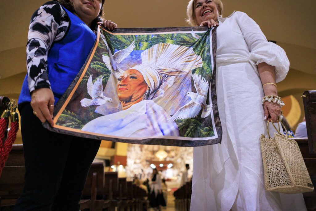 16acf0e2b9bd57330a1bb1b0a471bdb2b612069bw-1024x683-1 Cubanos en EE.UU. celebran a Celia Cruz como una "diosa" que "triunfó ante el comunismo" - 16acf0e2b9bd57330a1bb1b0a471bdb2b612069bw-1024x683