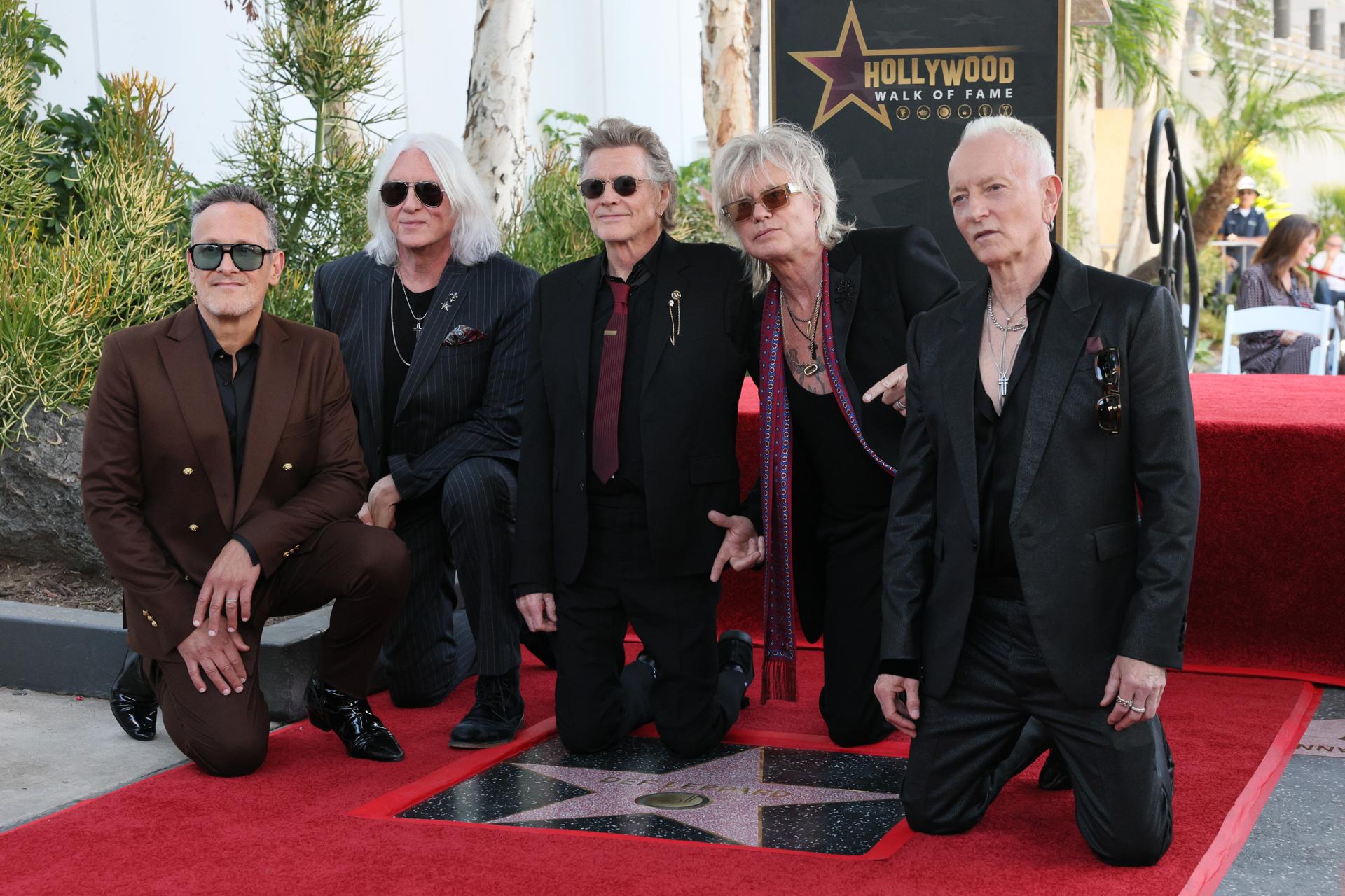 Def Leppard recibe su estrella en el Paseo de la Fama de Hollywood junto a Jon Bon Jovi Def Leppard recibe su estrella en el Paseo de la Fama de Hollywood junto a Jon Bon Jovi
