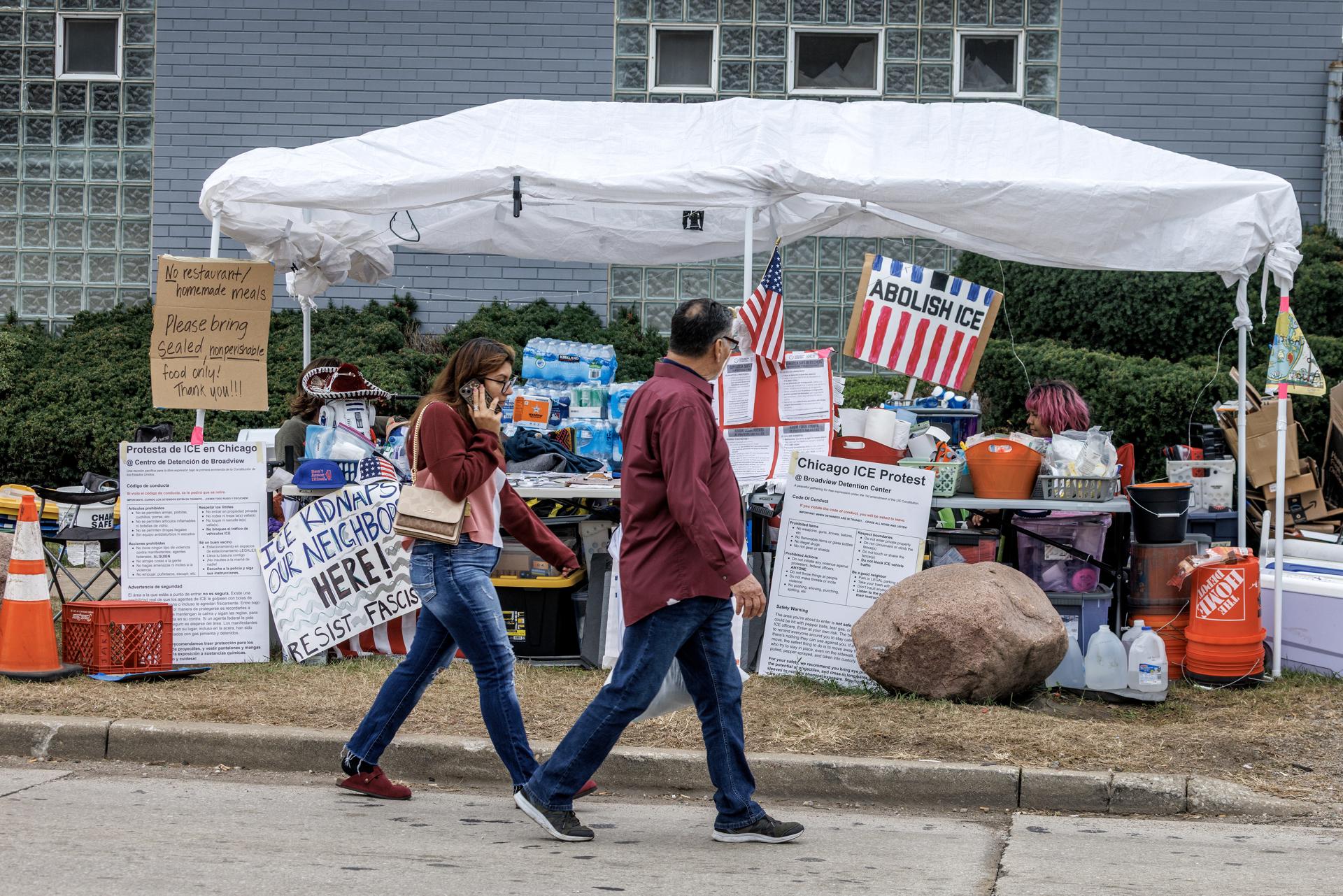 Residentes de Chicago confrontan a agentes federales de EE.UU. tras una persecución y choque Residentes de Chicago confrontan a agentes federales de EE.UU. tras una persecución y choque