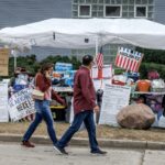 Residentes de Chicago confrontan a agentes federales de EE.UU. tras una persecución y choque